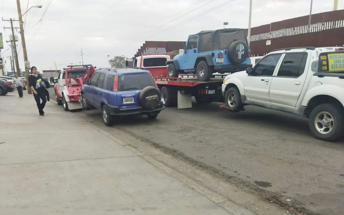 Momento que con la grúa eran remolcados vehículos que presuntamente habían excedido las 2 horas de estacionamiento a la altura de la avenida Carlos G. Calles entre calles 2 y 3.